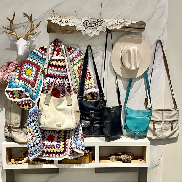 Roots charcoal TALL EDIE bag w silver beaver - Picture 2 of 6